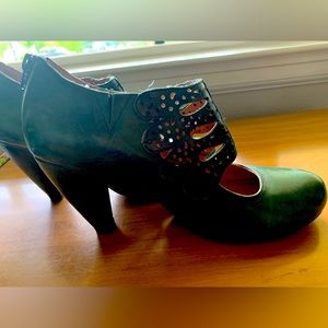 Mix Mooz Sharon heels, size 8, in very good used condition.